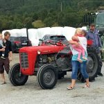 2016-08-21-apen-gard–landbruk–traktor-folk2-1068-712