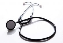 Mann frifunnet for vold mot ansatt ved helseinstitusjon lege helse stetoskop sykehus syk