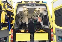 Ambulansepersonell i Øksnes reagerer på telehiv på fylkesvei sykehus ambulanse utrykning