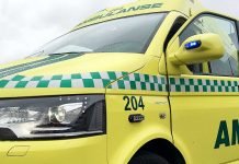 Sammenstøt mellom syklist og bil i sentrum sykehus ambulanse utrykning