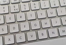 Vesterålen kulturutvalg fullfører viseboka «I mitt stille kammer» tastatur datamaskin mac skriving data bokstav setning