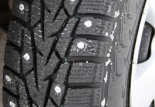 Lastebilhjul traff to kjøretøy på sin tur