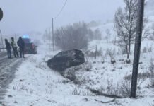 Kjørte utfor på glatt E10 i morgentimene